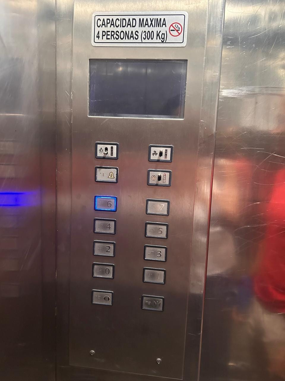 Ascensor con visor roto