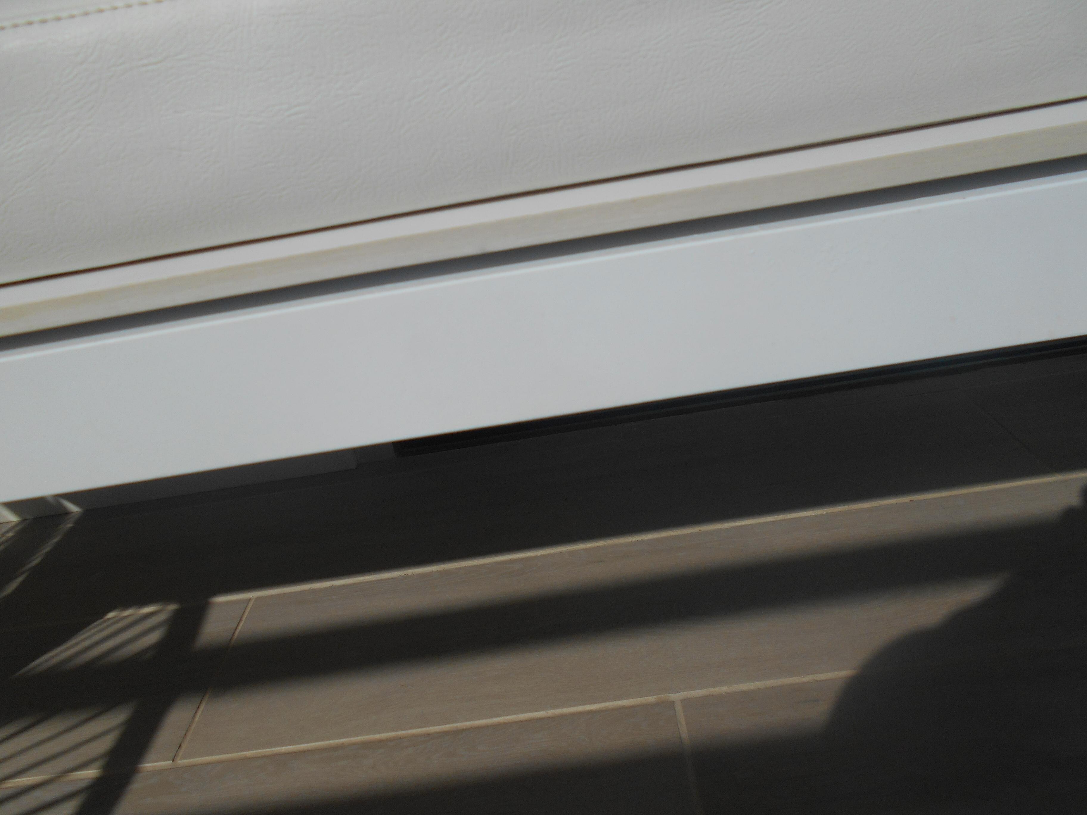 Sitzbank auf dem Balkon