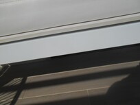 Sitzbank auf dem Balkon