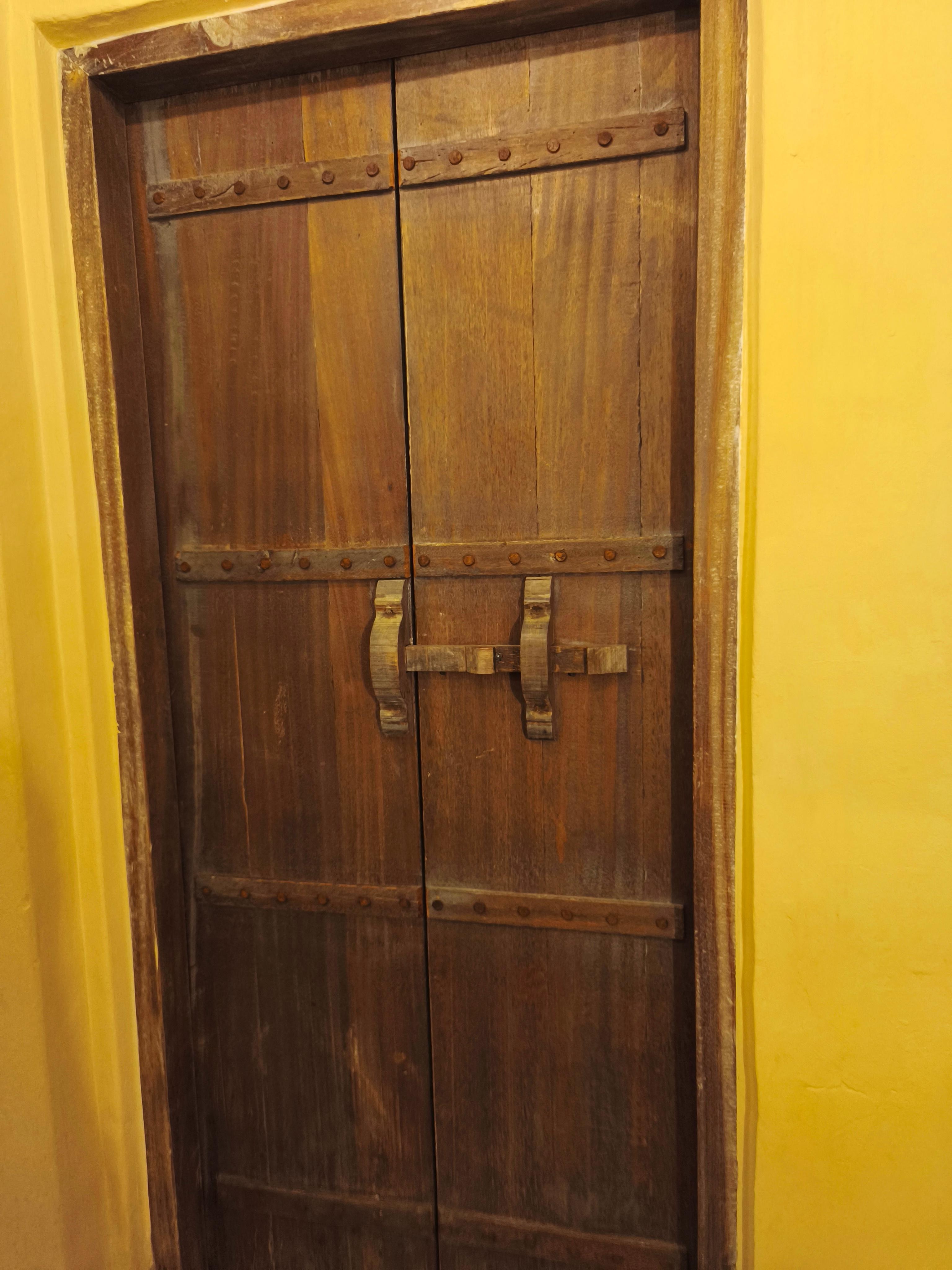 La porte de la salle d'eau, avec son verrouillage d'époque.