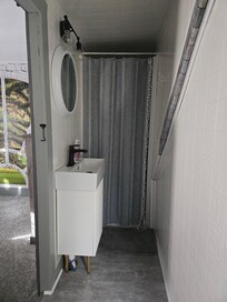 Shower / vanity