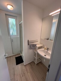 Badeværelset med brusekabinen