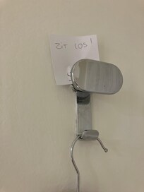 Bovenste deel handdoekhaak komt van de muur.