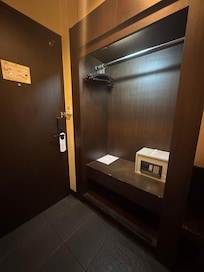 部屋入り口。扉とバスローブはない。