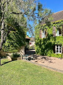 Un petit bout du domaine vu de la poscine