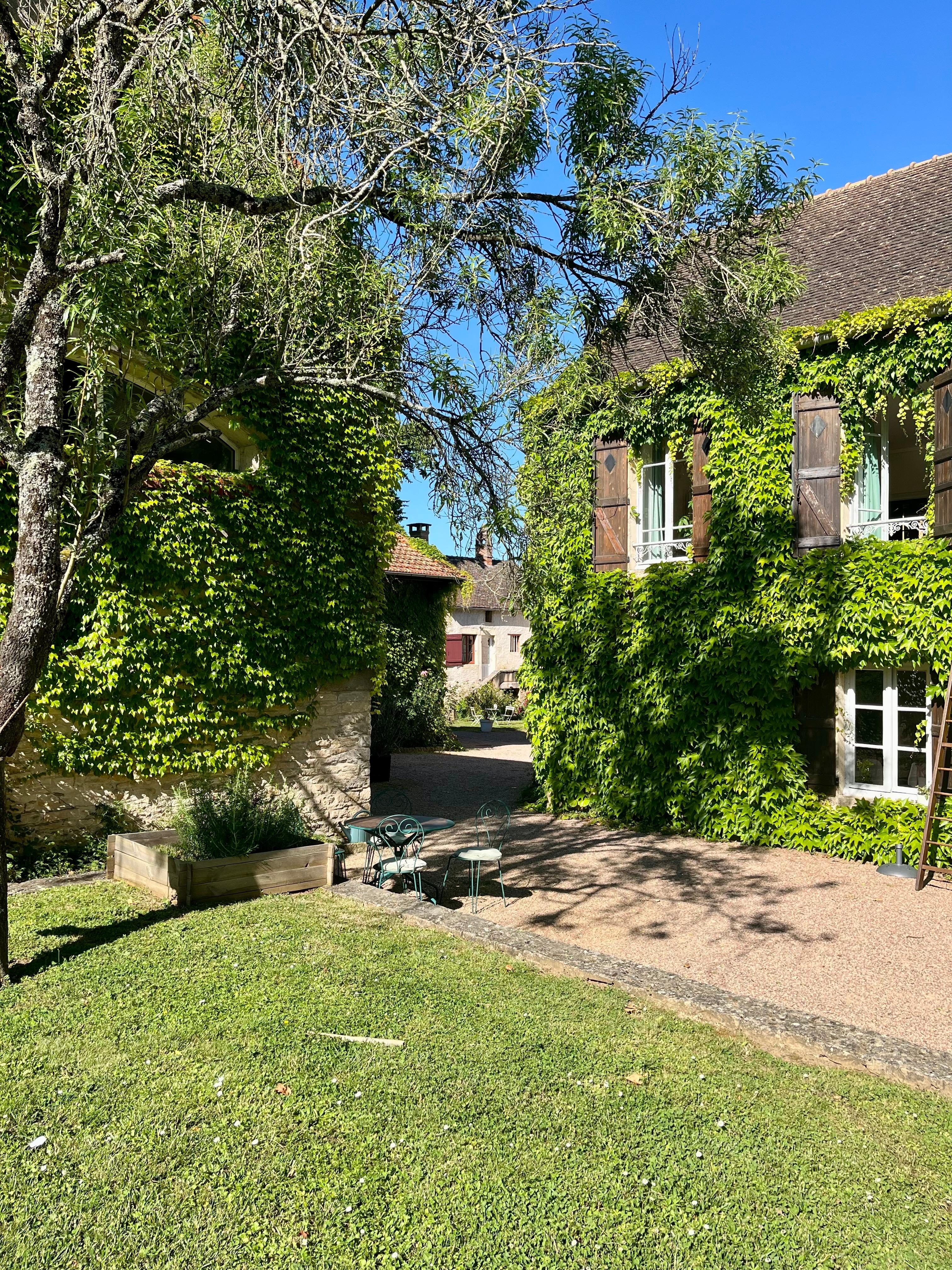 Un petit bout du domaine vu de la poscine
