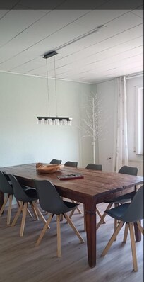 Esszimmer mit groĂem Tisch