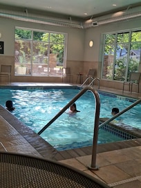 Very nice pool and hot tub.