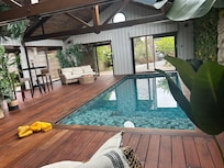 Vue sur la piscine de la chambre