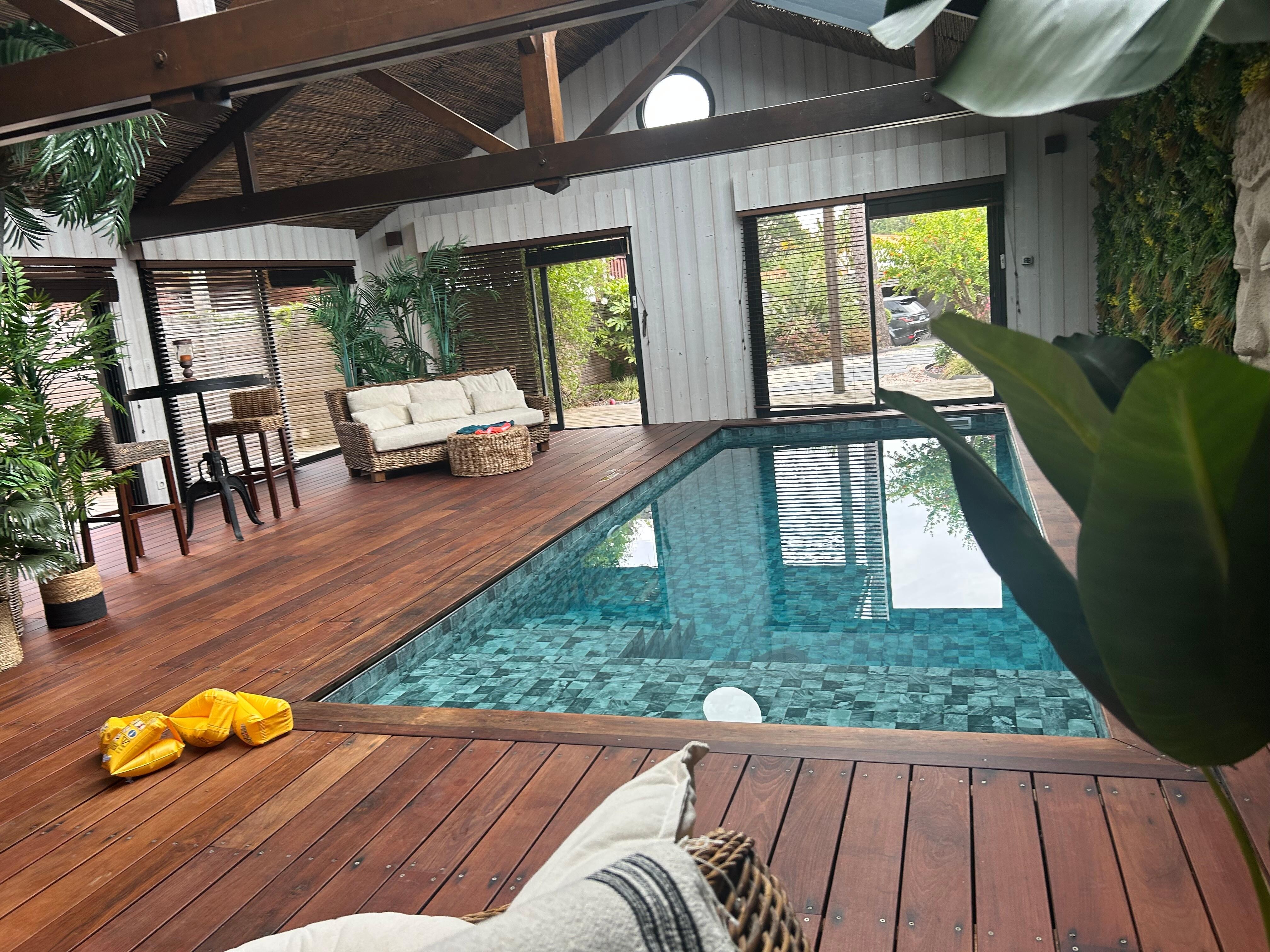 Vue sur la piscine de la chambre 