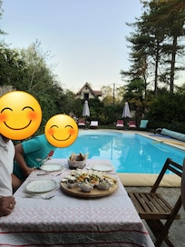 Dîner en famille devant la piscine