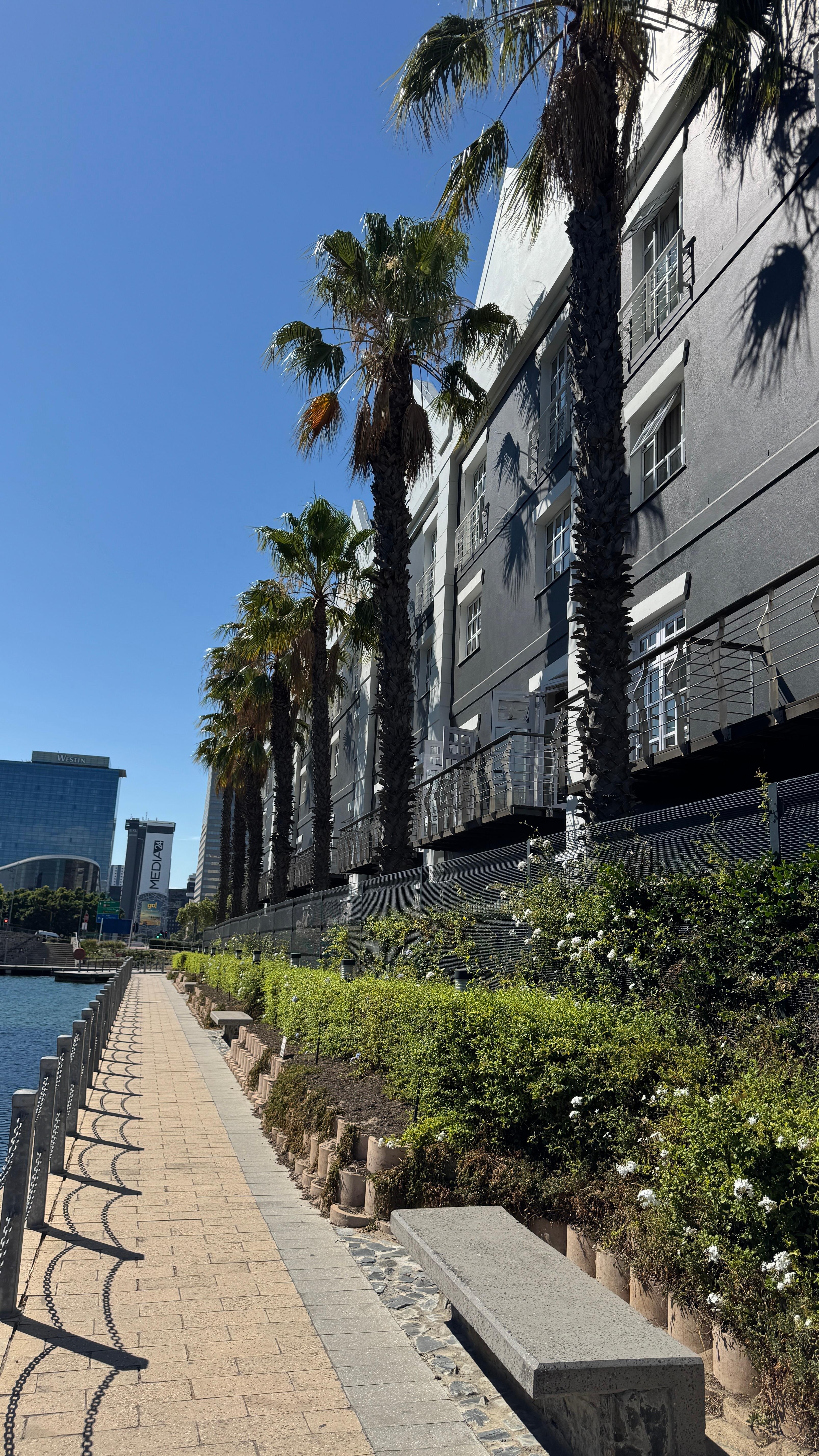 Hotel rechts Wasser links toller sicherer ruhiger Weg bis vor die Tür 