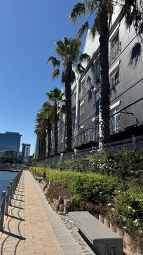 Hotel rechts Wasser links toller sicherer ruhiger Weg bis vor die Tür