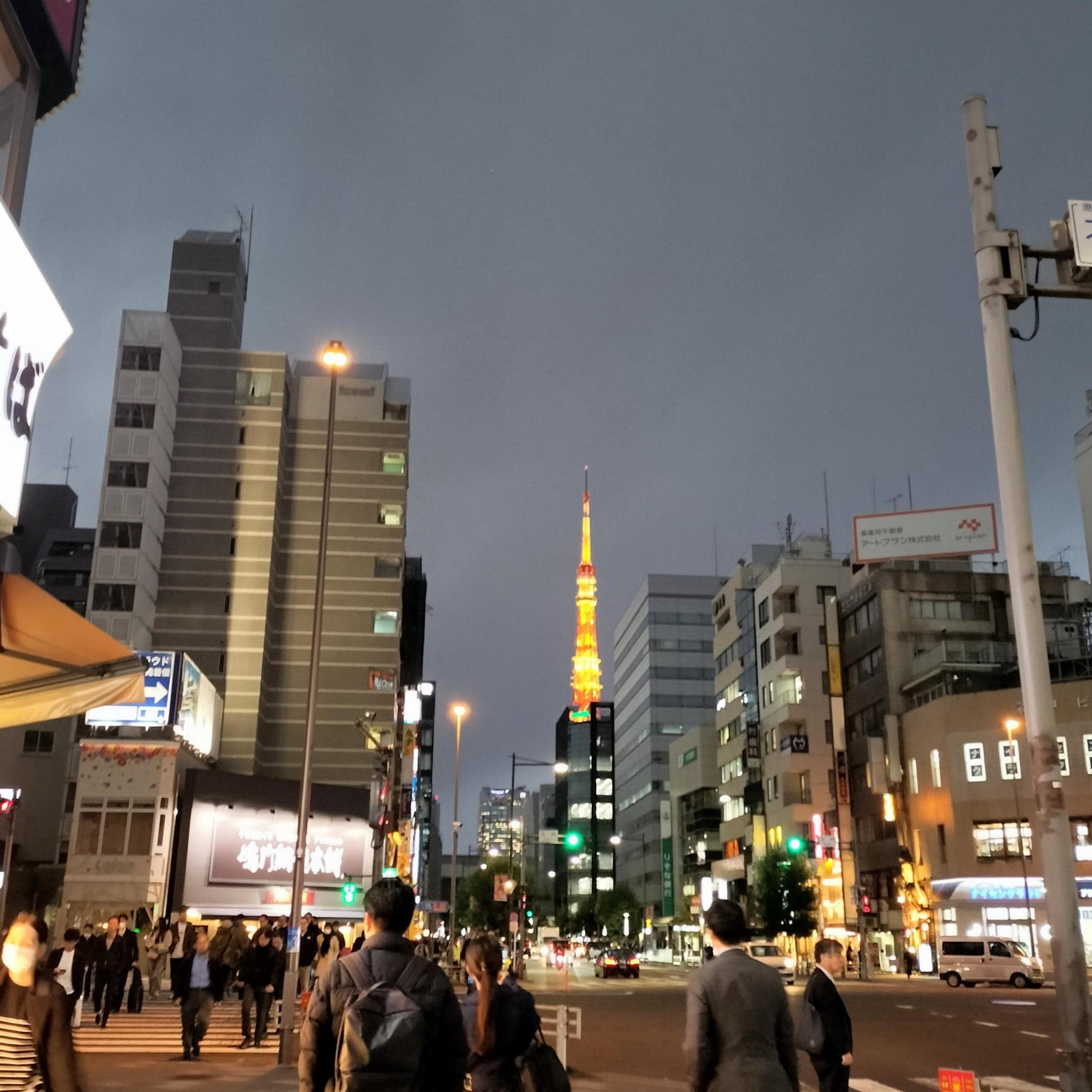 大根交差点。この右奥にカプセルイン浜松町があります。夜景はきれいです。