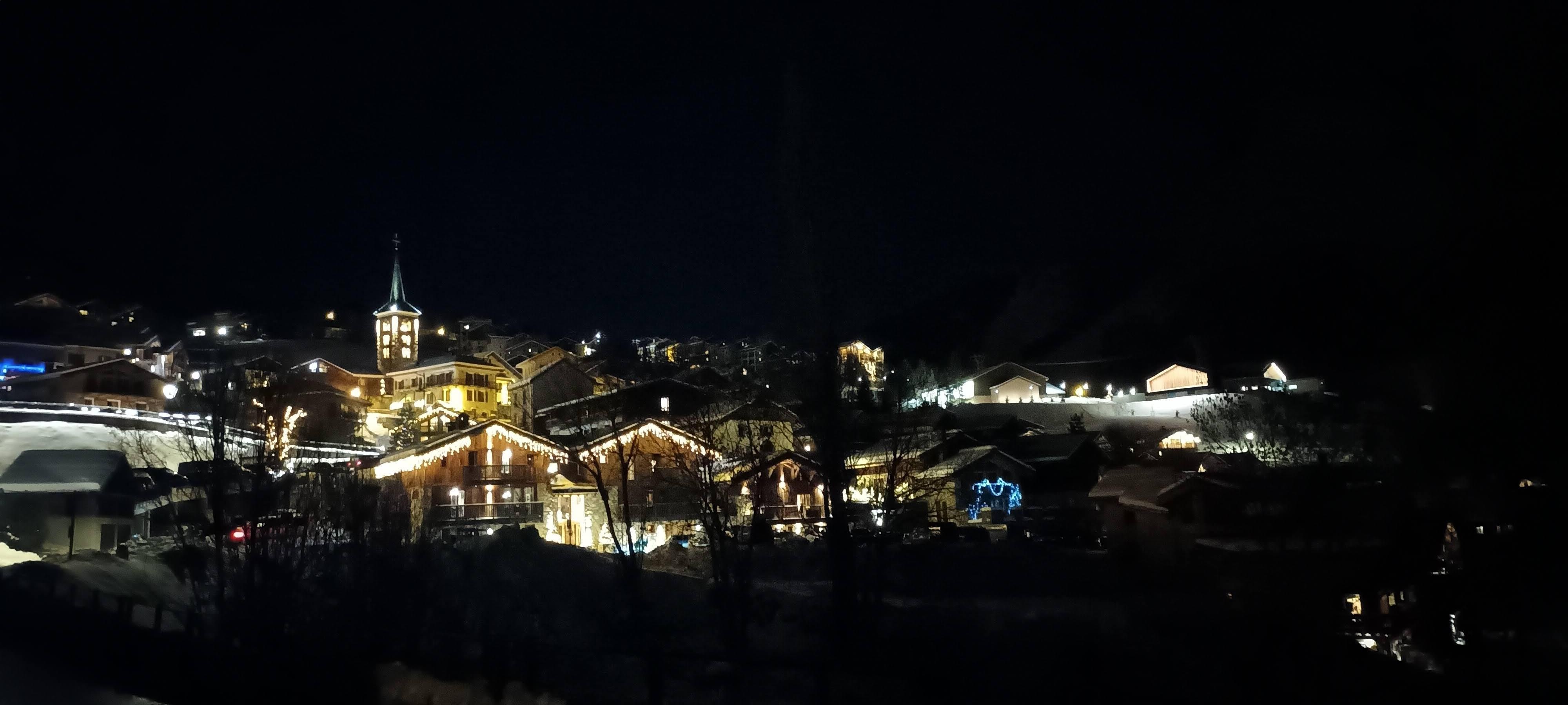 Vue de St Martin de Belleville du bas de la ruelle de l'appartement.