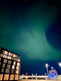 Aurora boreal vista a las 06:00 am jueves 05/02/2026, vista preciosa justo sobre el hotel.