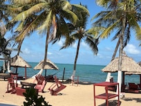 Strand bij het hotel