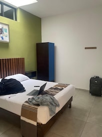 Habitación 11 amplia, fría y con traga luz