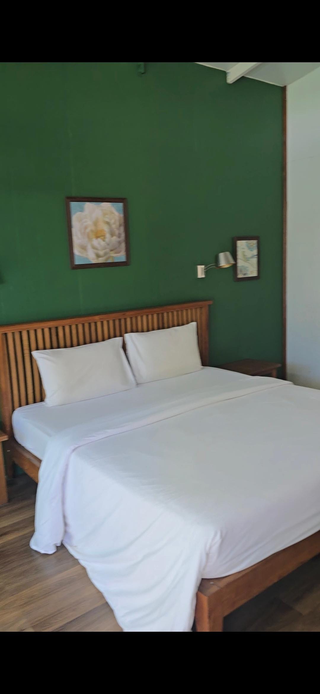 Clean bed and very spacious room. 