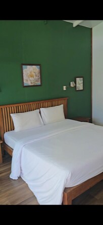 Clean bed and very spacious room.