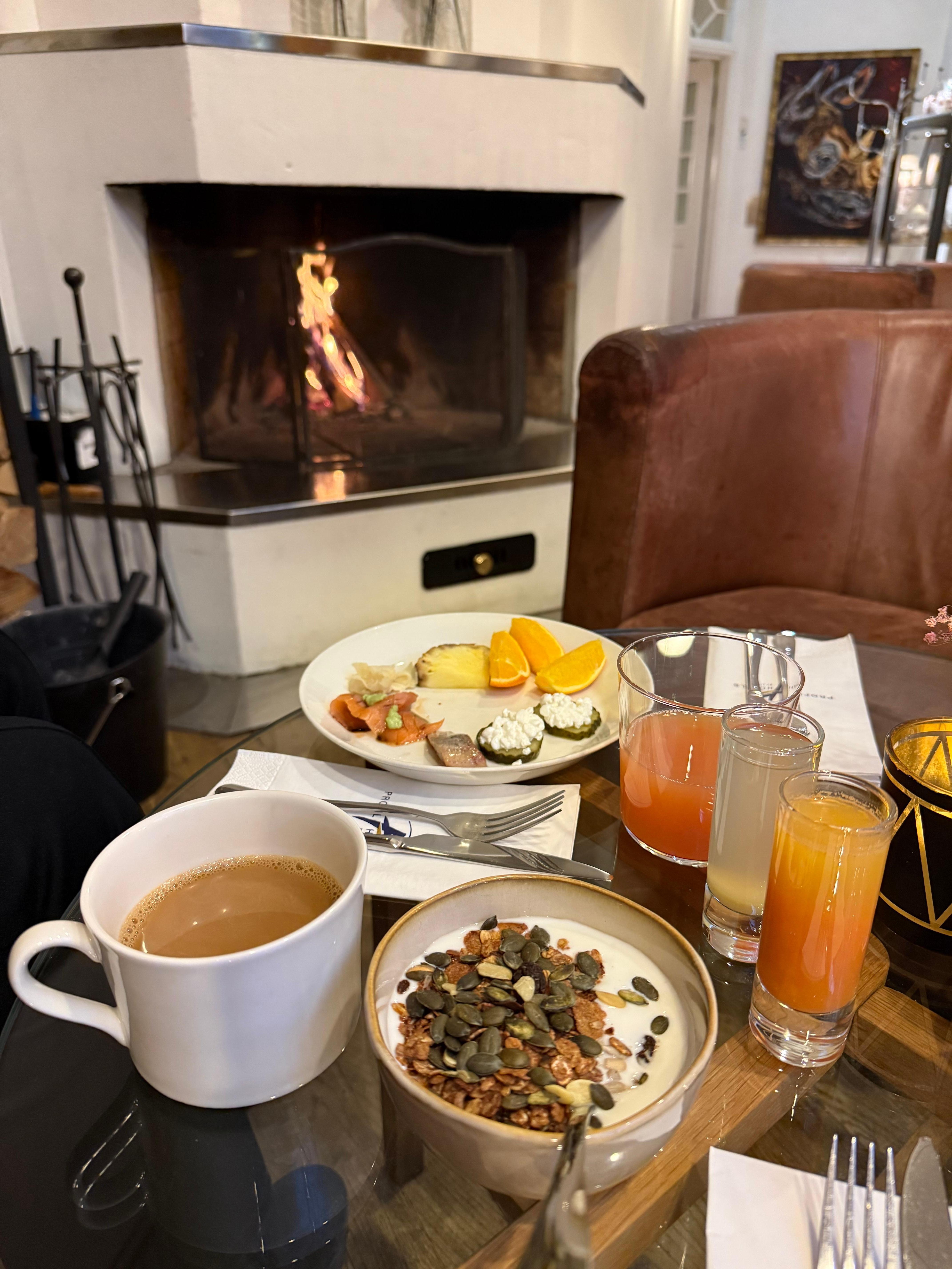 Mysig frukostplats vid brasan! 