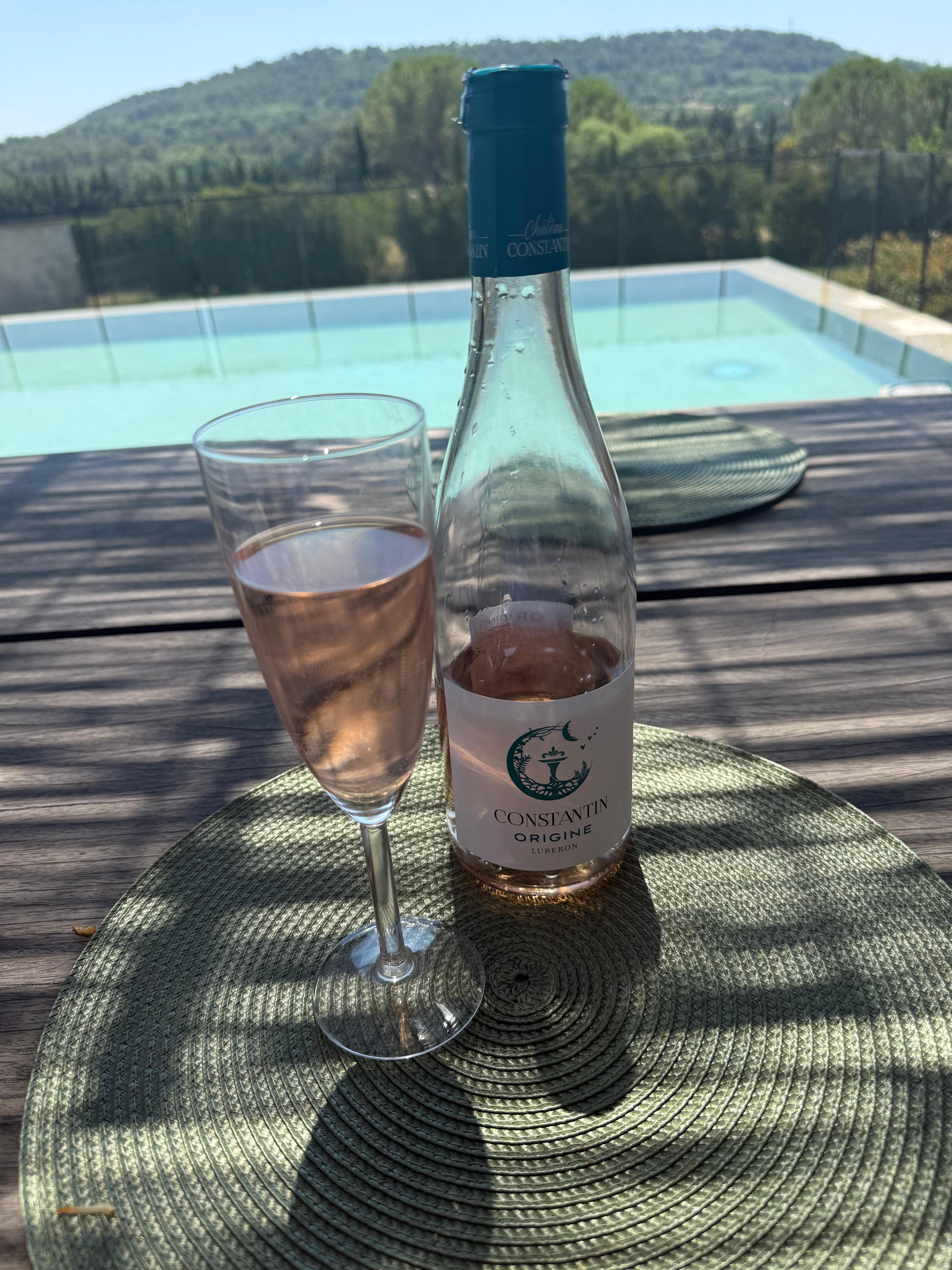A glass of the local wine by the pool. Ideal. 