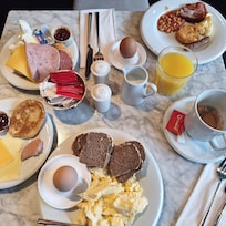 Frühstück Tag 1, versalzenes Rührei oder was es auch immer sein sollte. Geschmacklich O Punkte. Die Hafermilch im Kaffeeautomaten war wohl leer, Tasse Kaffee ohne Milch.