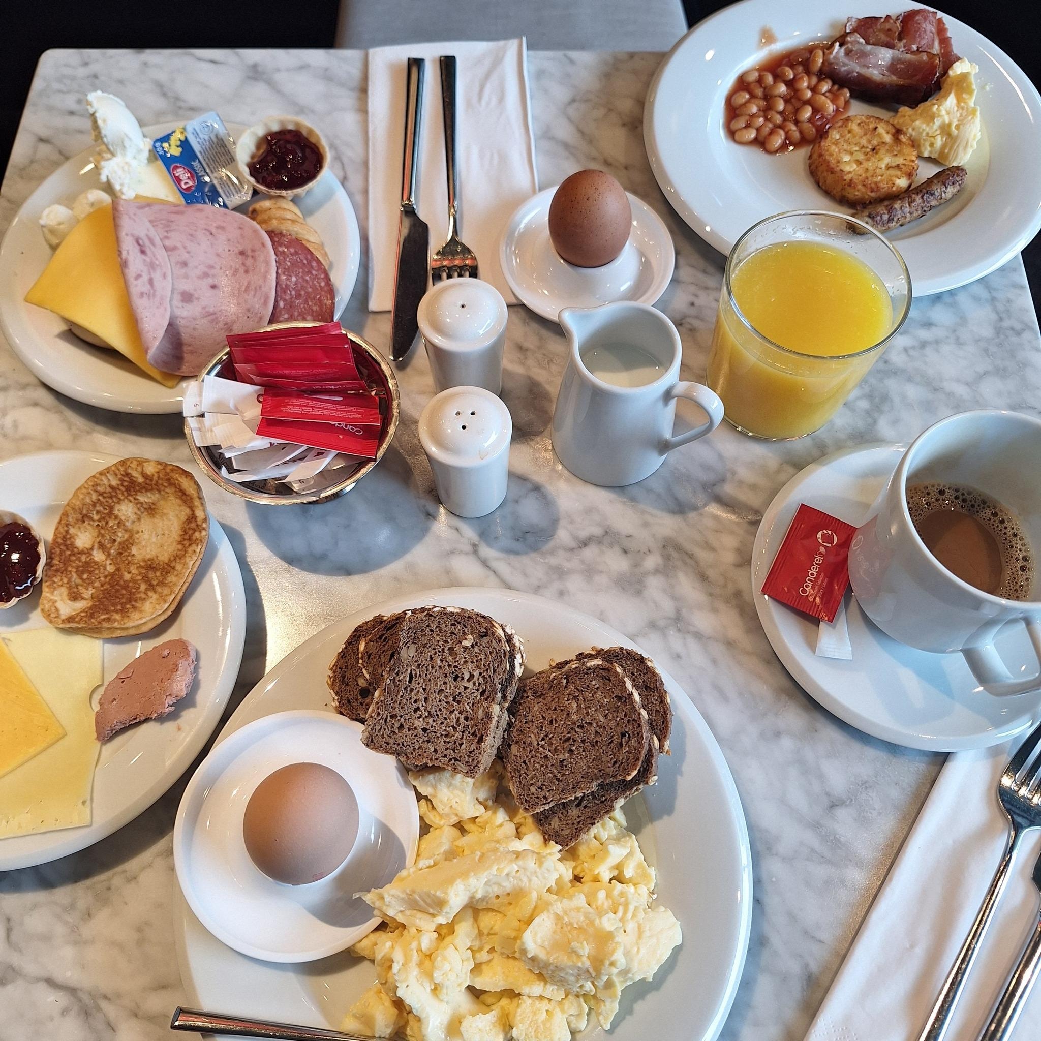 Frühstück Tag 1, versalzenes Rührei oder was es auch immer sein sollte. Geschmacklich O Punkte. Die Hafermilch im Kaffeeautomaten war wohl leer, Tasse Kaffee ohne Milch.