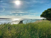 Vue en empruntant le chemin le long de la mer, accessible Ă 50m en face de la maison, pour une belle balade