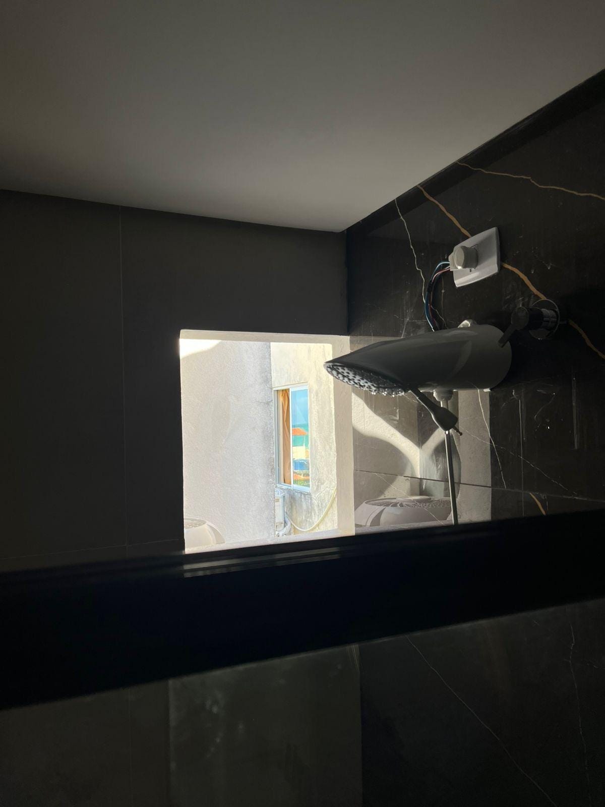 Buraco que era pra ser uma janela exposto.