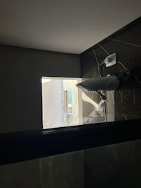 Buraco que era pra ser uma janela exposto.