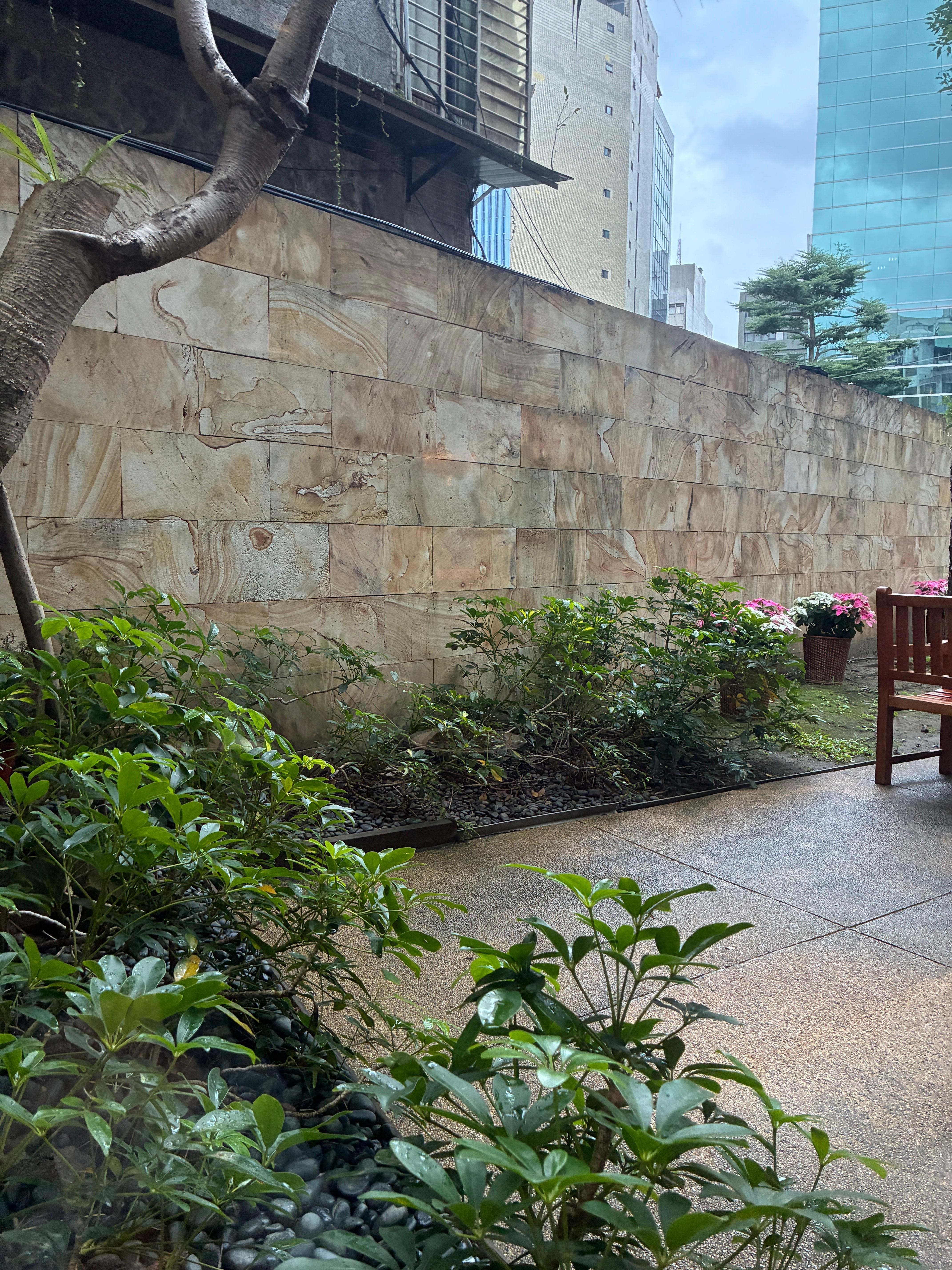 お庭も綺麗に手入れされてます。