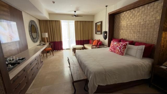 Junior Swim Out Suite Bedroom