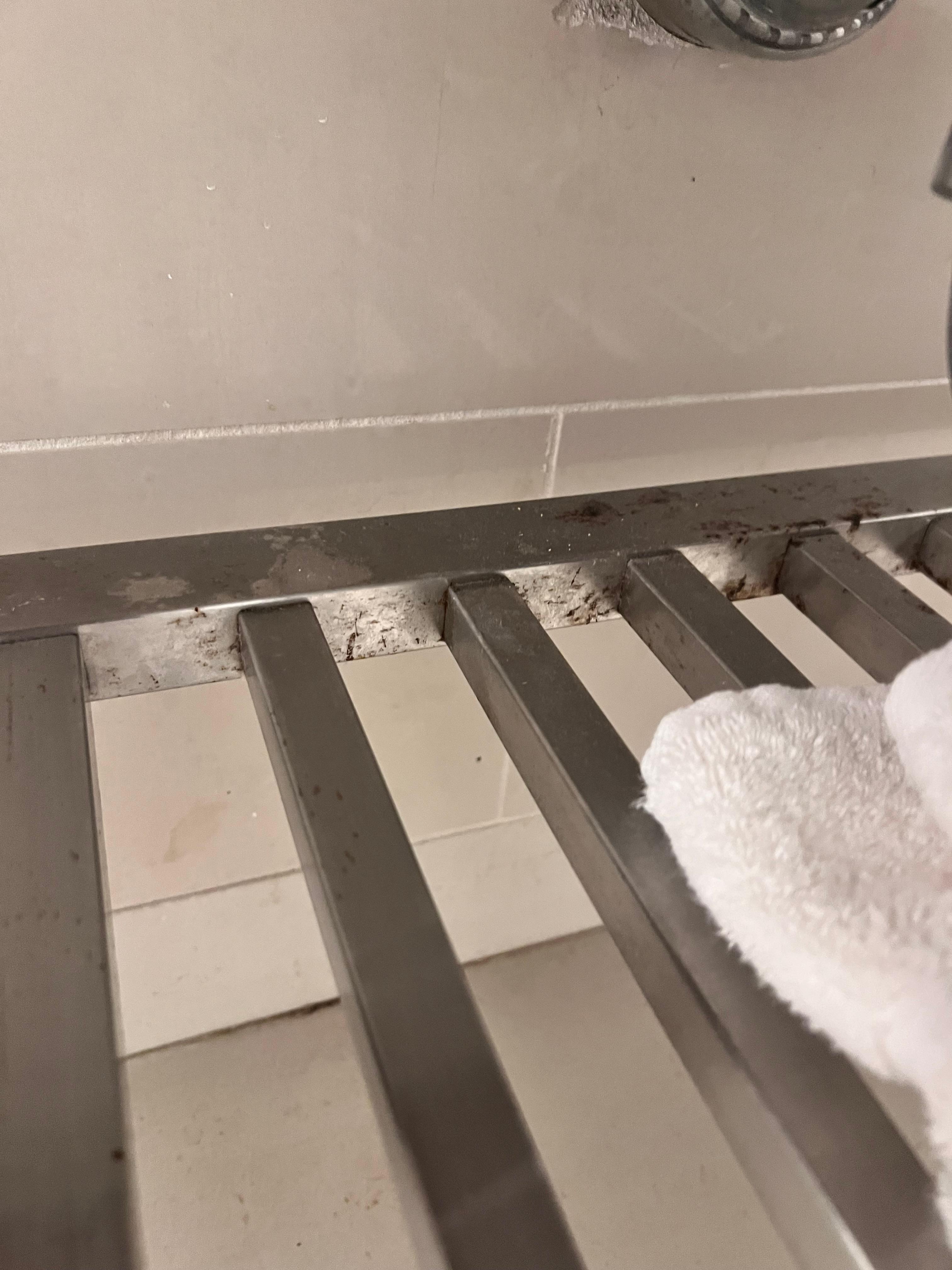 Når vi sad på toilettet, var det udsigten til beskidt reol.  