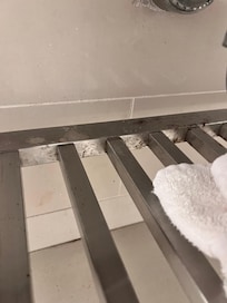 Når vi sad på toilettet, var det udsigten til beskidt reol.