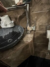 Rubinetto non fissato. Con una mano lo devo tenere con l’altro puoi aprire l’acqua