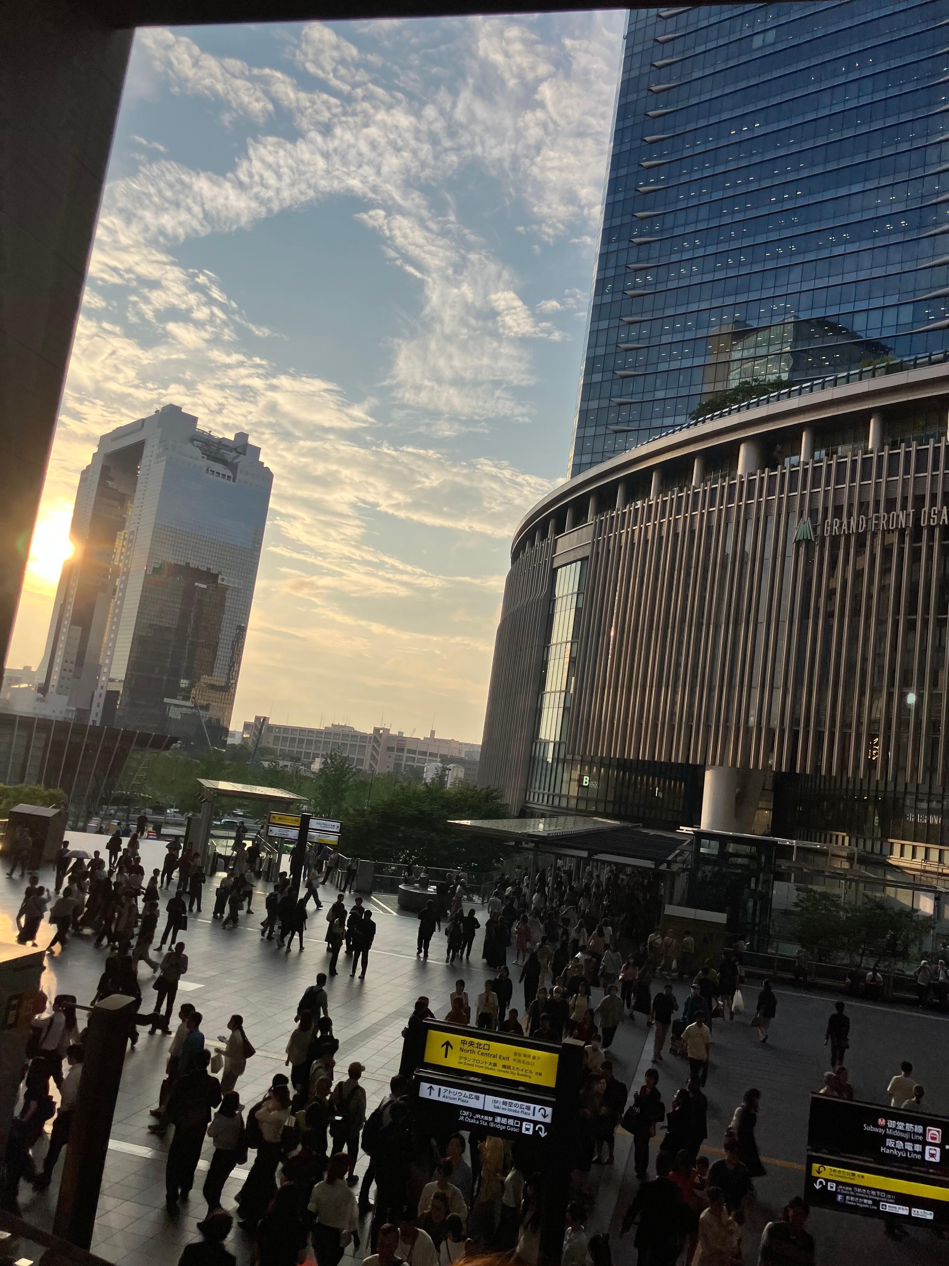 大阪駅から出たところ。駅から通路を通って5分程度です