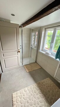 Lovely big shower.