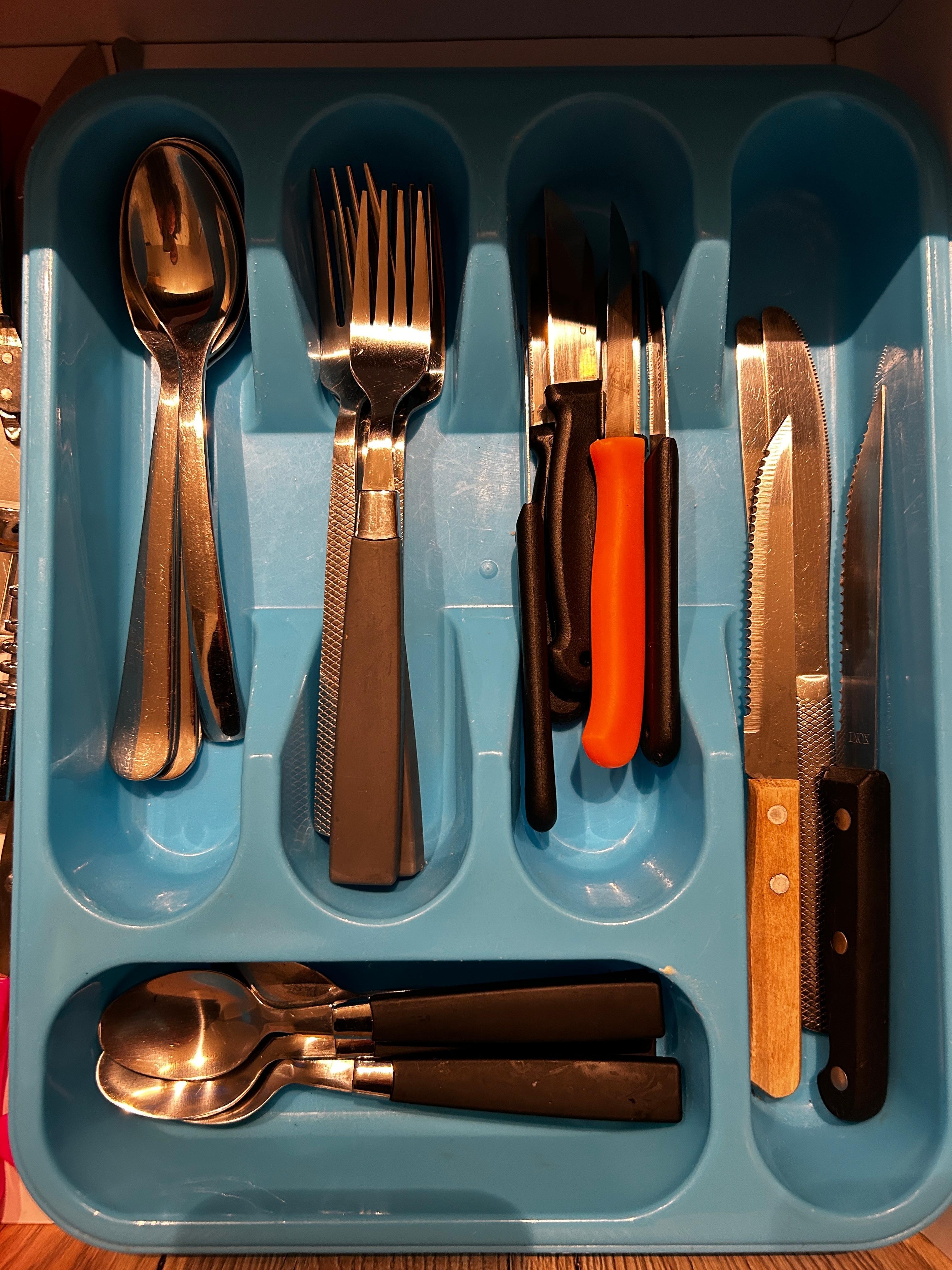 Gesammeltes Besteck, zu viert gerade ausreichend, geht besser