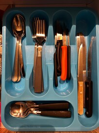 Gesammeltes Besteck, zu viert gerade ausreichend, geht besser