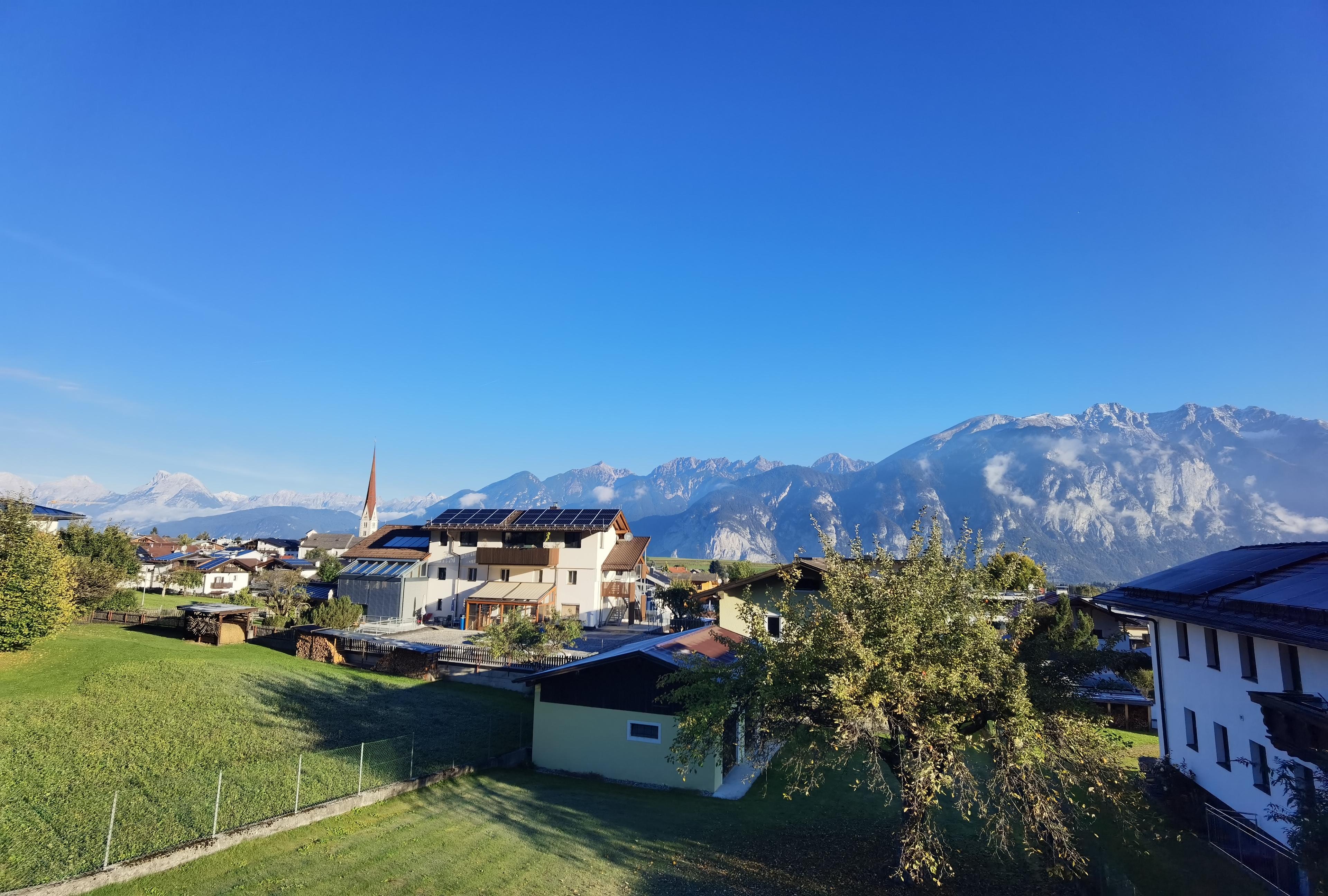 Dorfblick aus dem Fenster