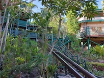 エレベーターはなく、斜行エレベーターですが、よく故障します。