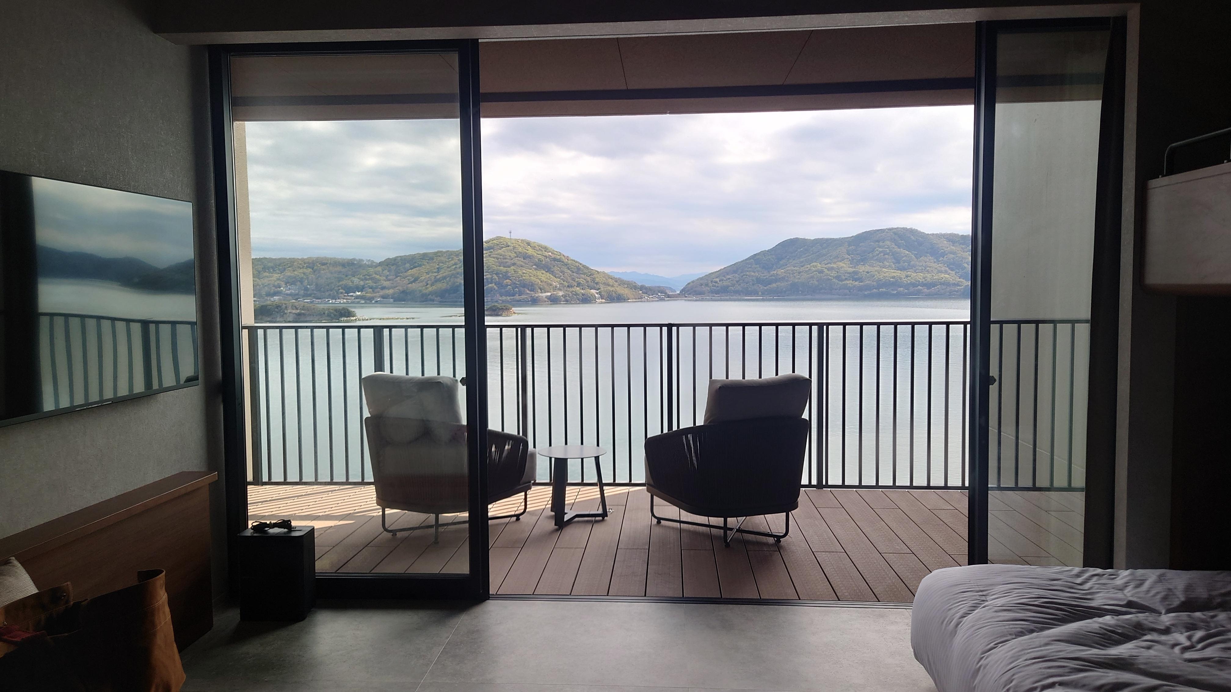 部屋に入って荷物を降ろす