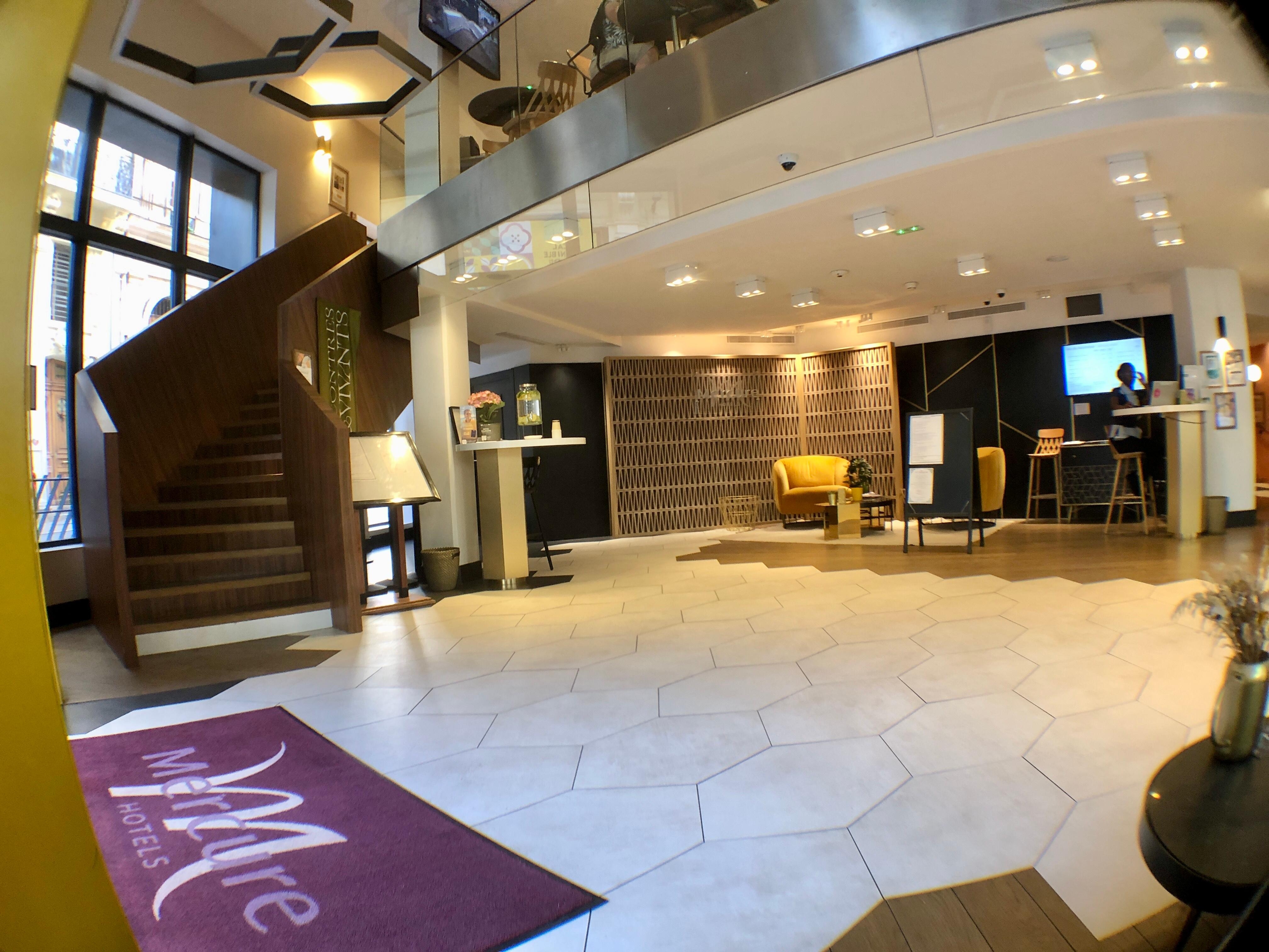 Lobby, stairs to breakfast on mezzanine floor 