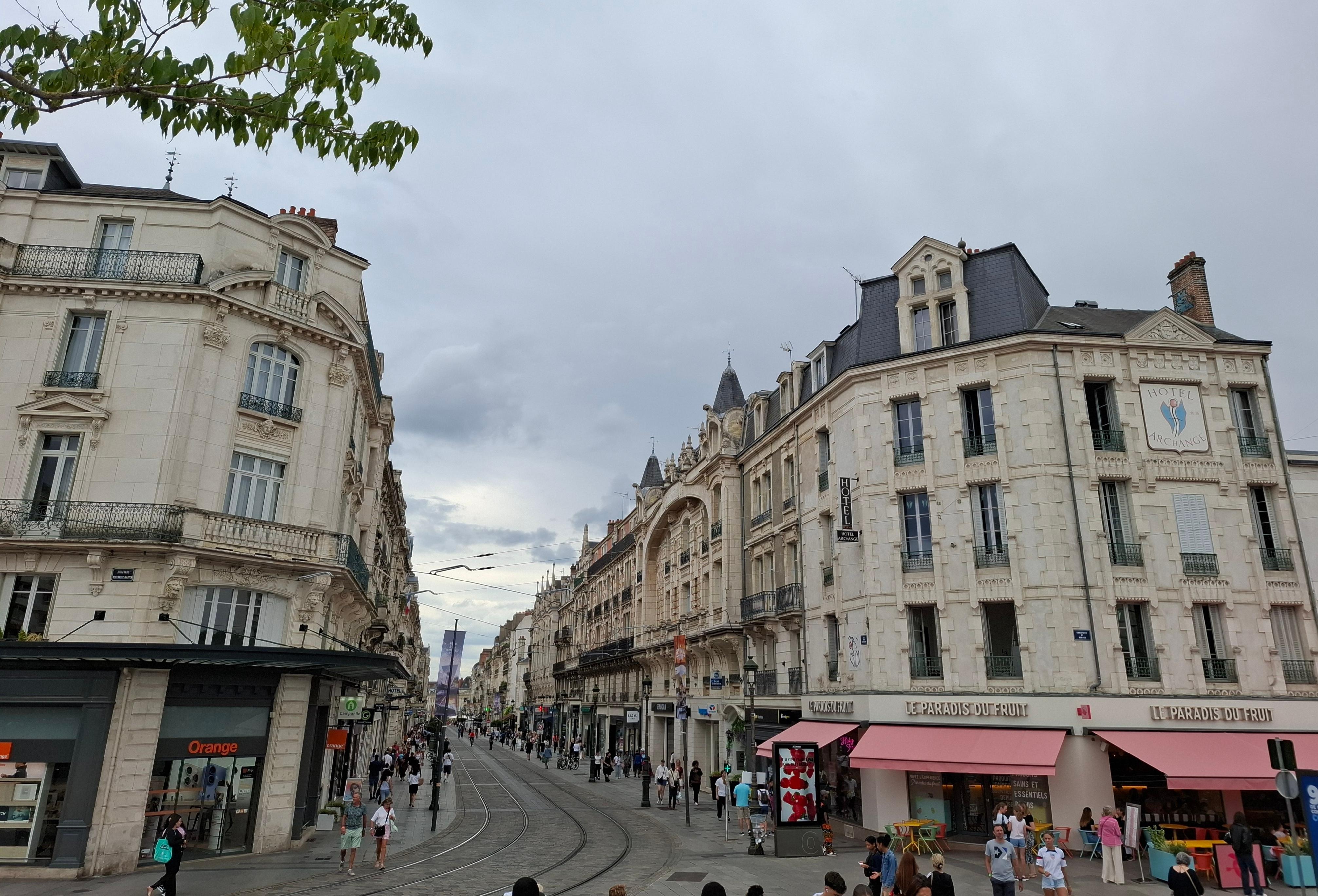 Hotel links mit Blick vom Bahnhof