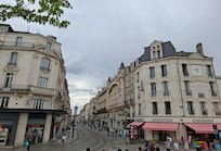 Hotel links mit Blick vom Bahnhof