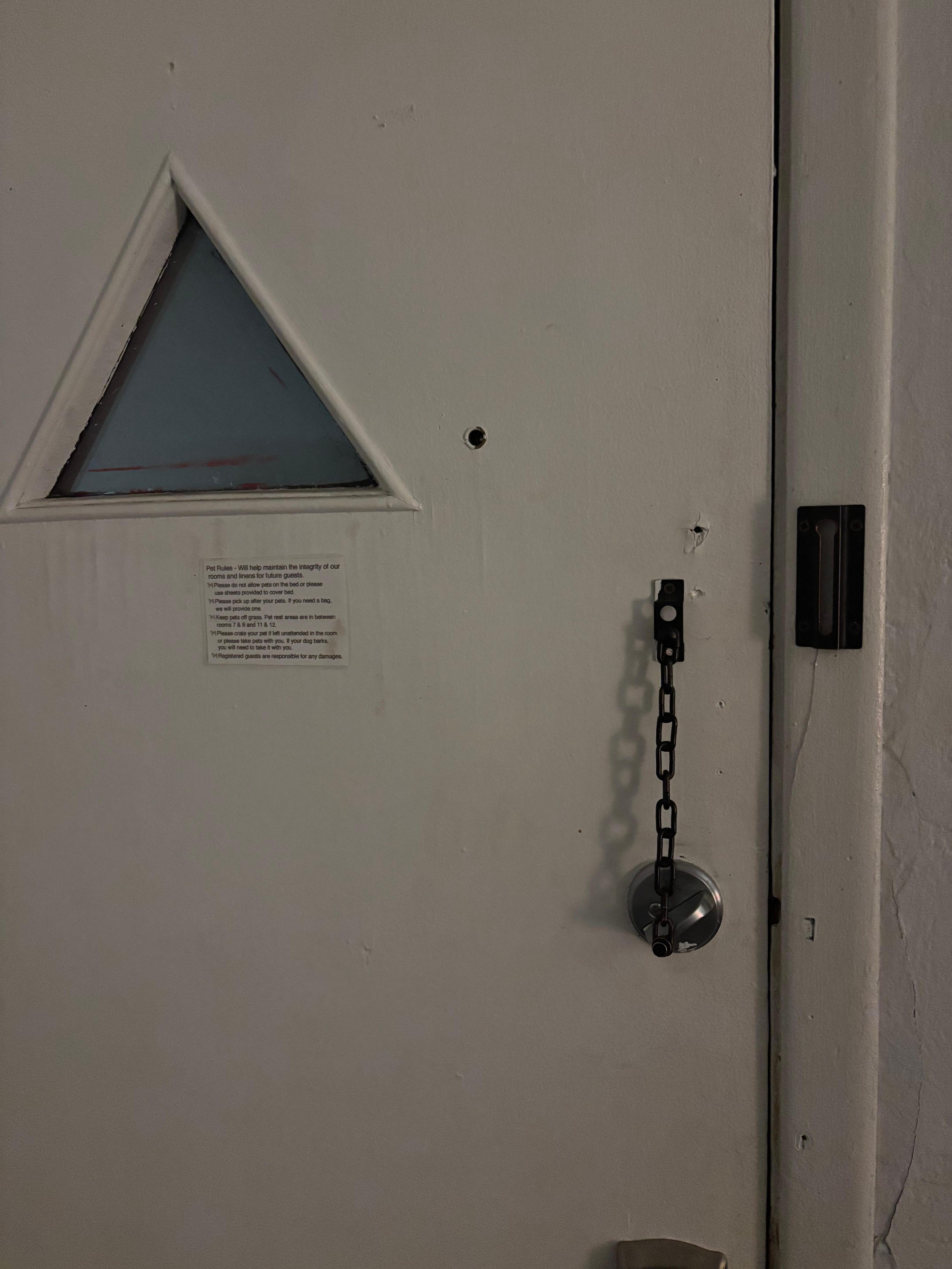 The safety chain only has 1 screw