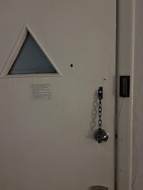 The safety chain only has 1 screw