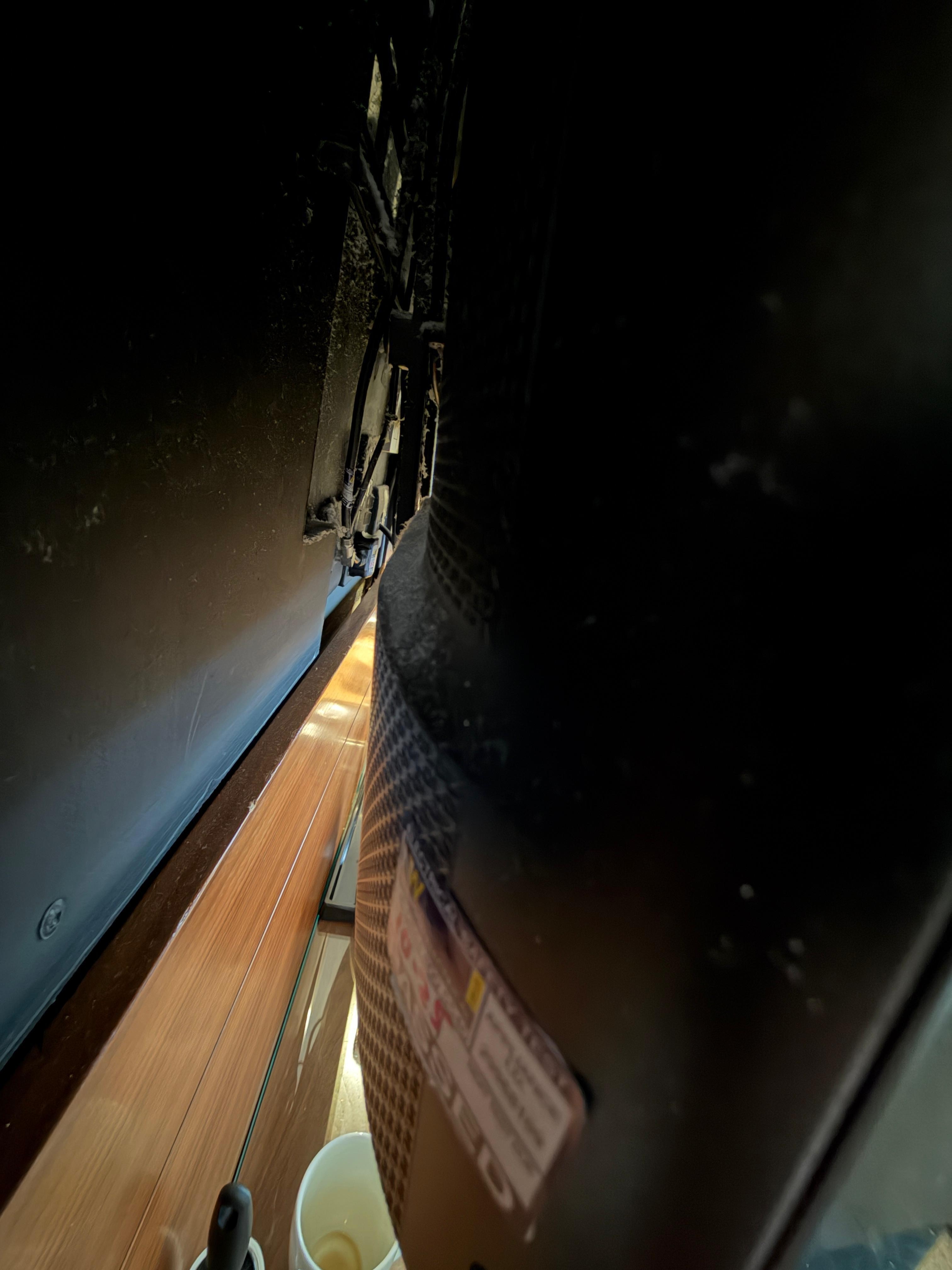 Die Stelle für den Serviceaufkleber vom Fernseher wurde gereinigt, der Rest vom Fernseher aber nicht.