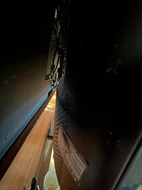 Die Stelle für den Serviceaufkleber vom Fernseher wurde gereinigt, der Rest vom Fernseher aber nicht.